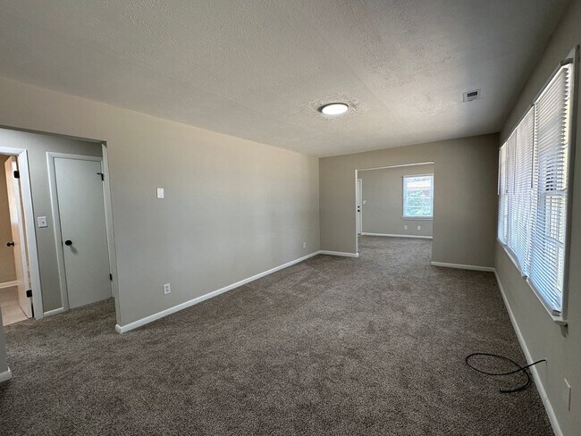 Foto del edificio - 3 Bedroom, 1 Bath Updated Home so very close to Ft Bragg!!