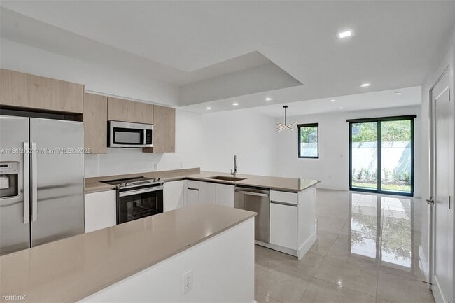 Building Photo - 3 br, 2.5 bath Townhome - 4133 N Oak Pl