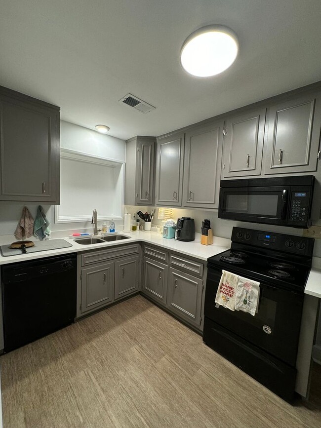 Foto del edificio - UPDATED Condo in Historic Milledge Ave. Bu...