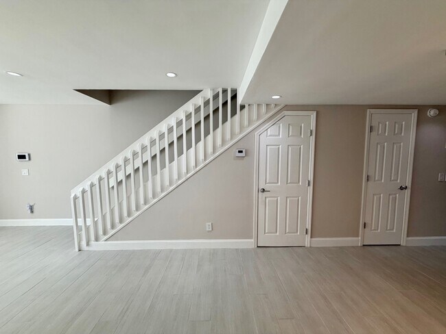 Escalera que sube al segundo piso - 603 S Dakota Ave