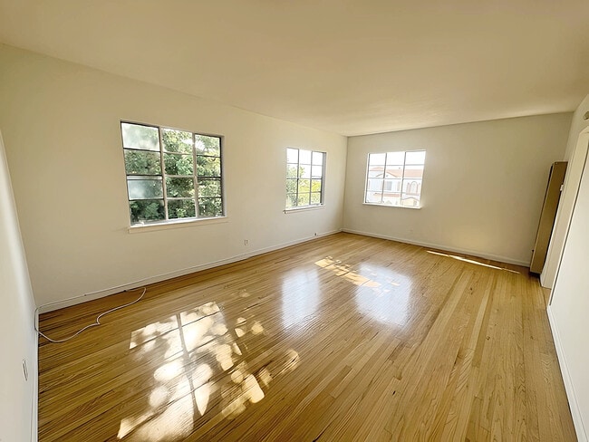 Building Photo - 1318 S Cloverdale Ave