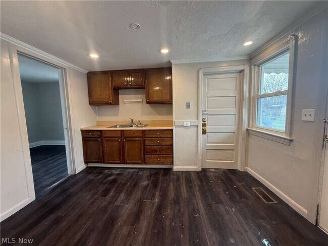 Foto del edificio - 6715 Theota Ave