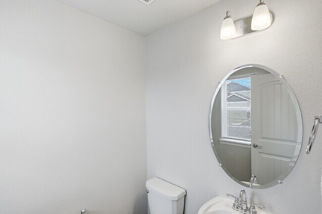 Foto del edificio - $2,240.95, 3 bed, 2.5 bath located in Colorado Springs with a large backyard.