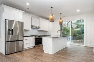 Building Photo - Room in Townhome on Donna Ave