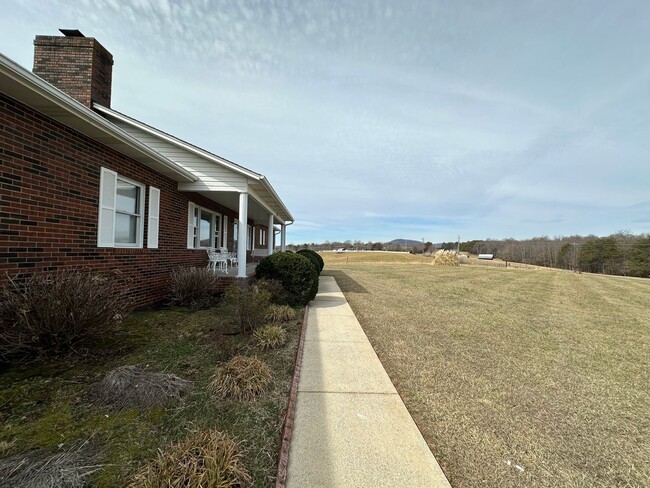 Building Photo - Peaceful Country Living