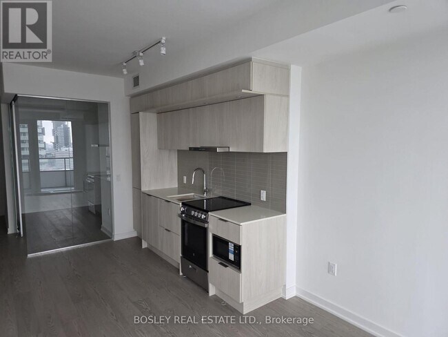 Building Photo - 448 Burnhamthorpe Rd W