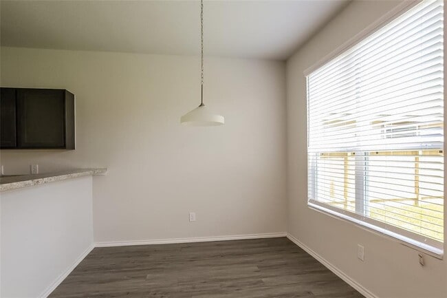 Building Photo - 4011 Silver Ranch Rd