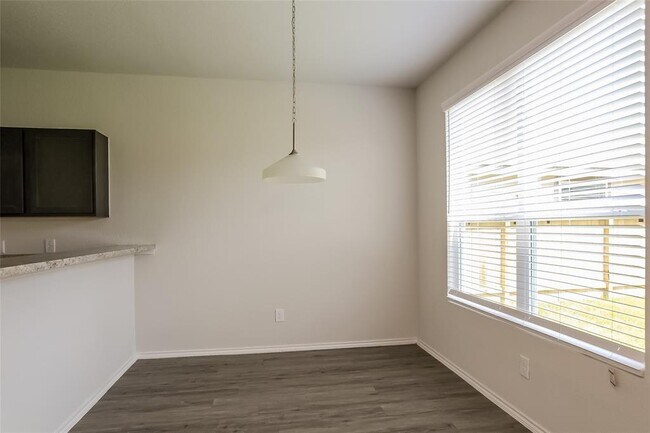 Foto del edificio - 4011 Silver Ranch Rd
