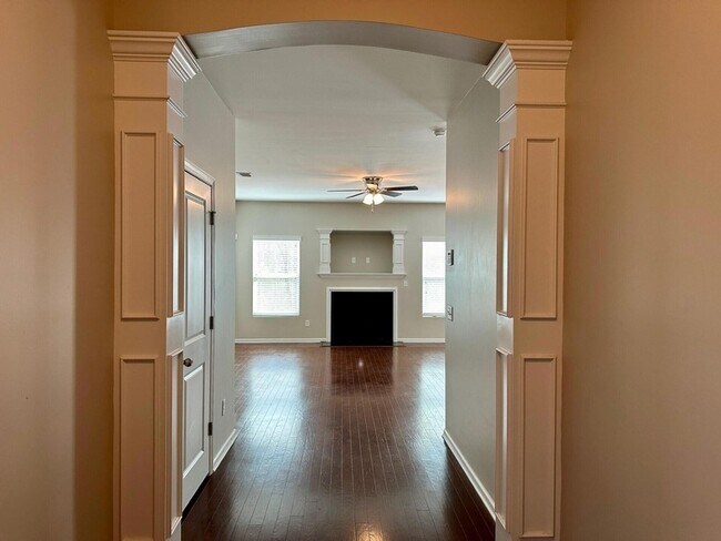 Foto del edificio - 450 Delmont Dr