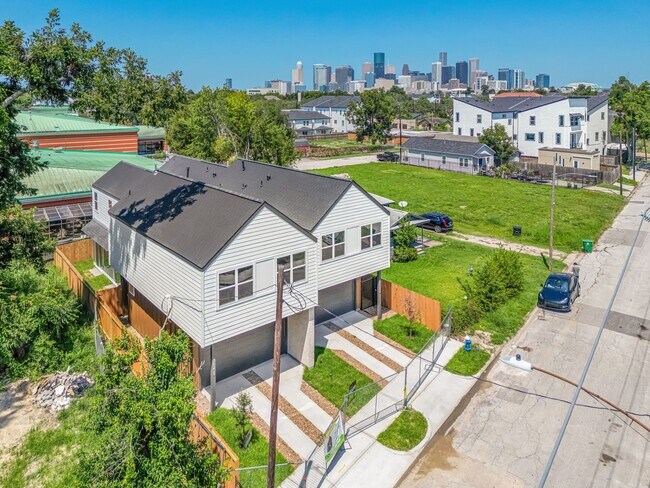 Building Photo - 3620 Sauer St