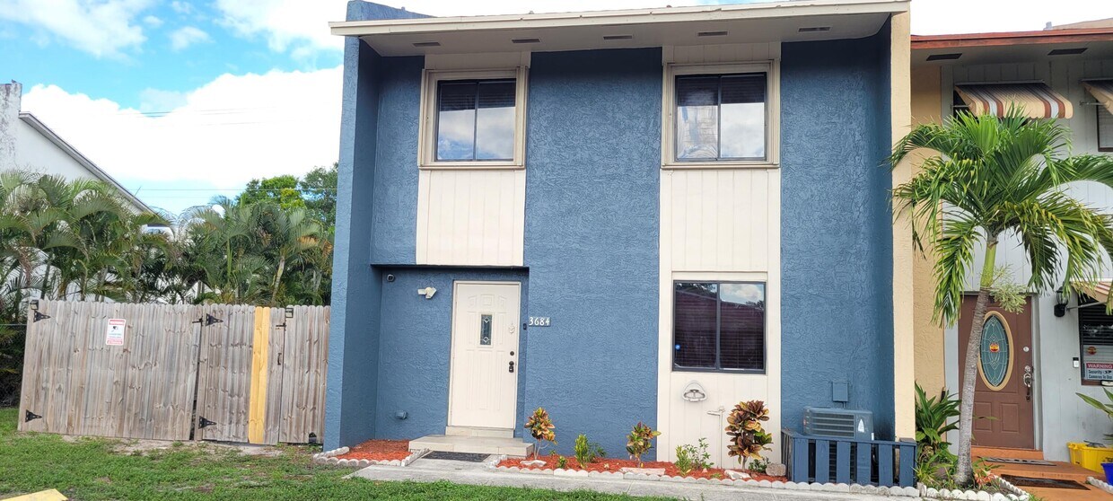 Foto principal - 3684 Pinehurst Dr