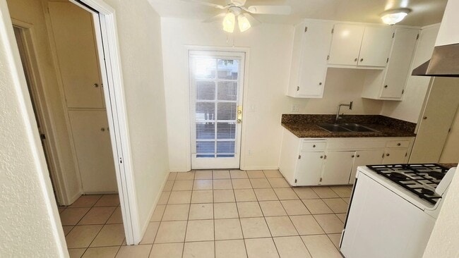 Building Photo - 4613 Canoga St