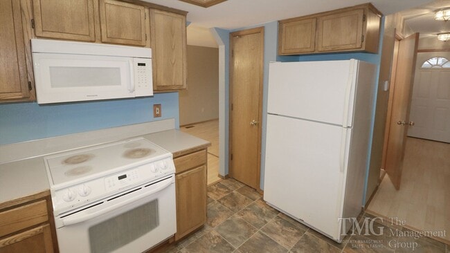 Building Photo - Spacious 3BD Home in Orchards with a MASSI...