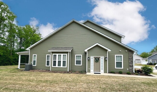 Building Photo - Beautiful Townhome on the Eastside of Gree...