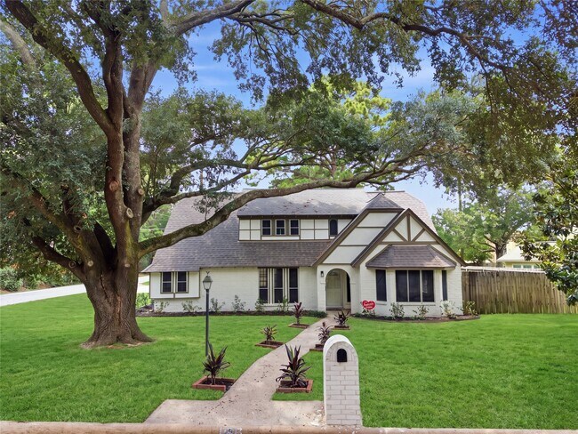 Foto del edificio - 13903 Charlynn Oaks Dr