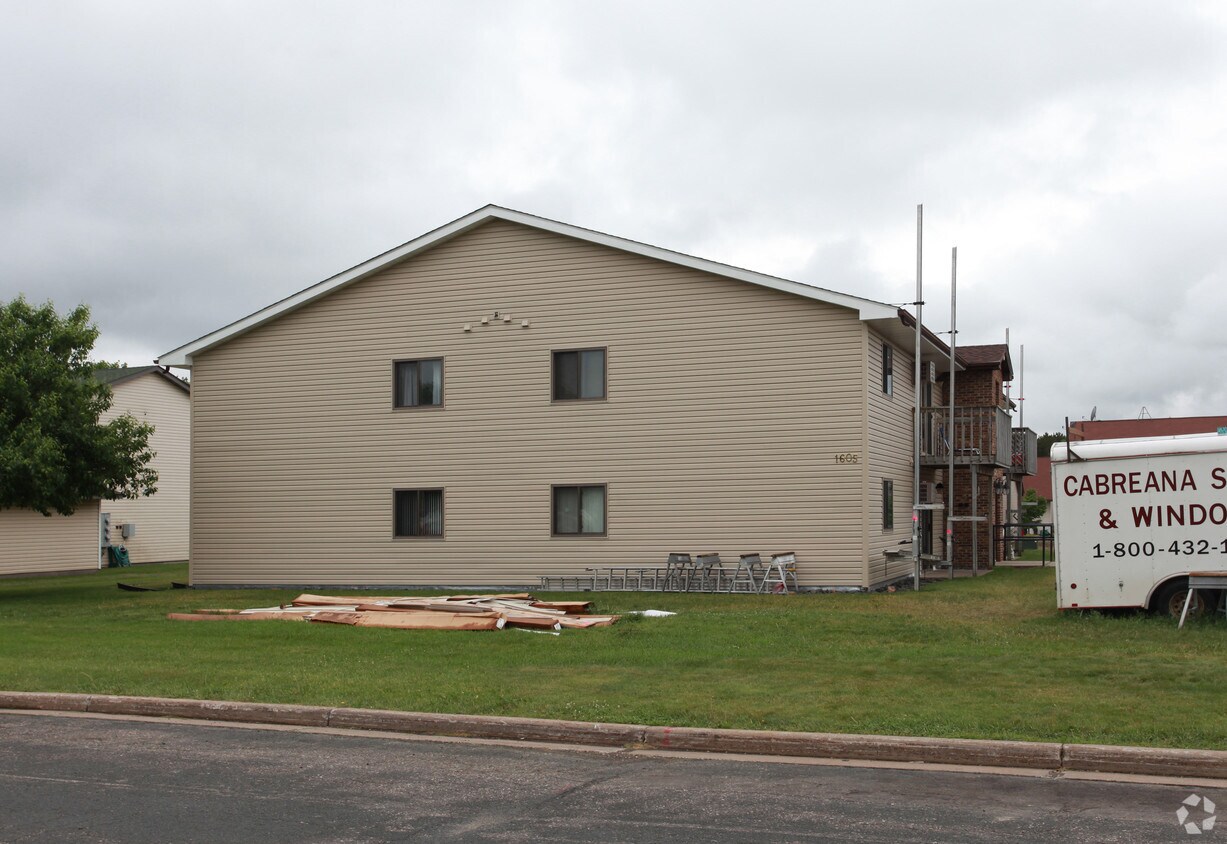 Building Photo - 1605 Redwood Dr