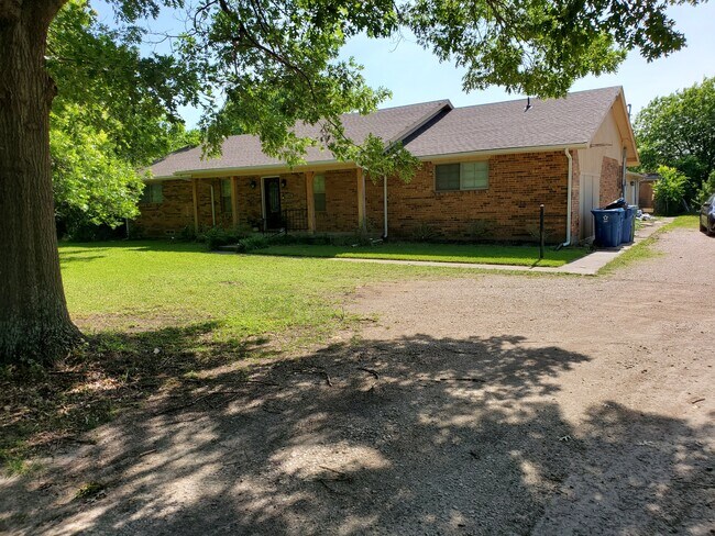 Building Photo - 741 Country Club Rd