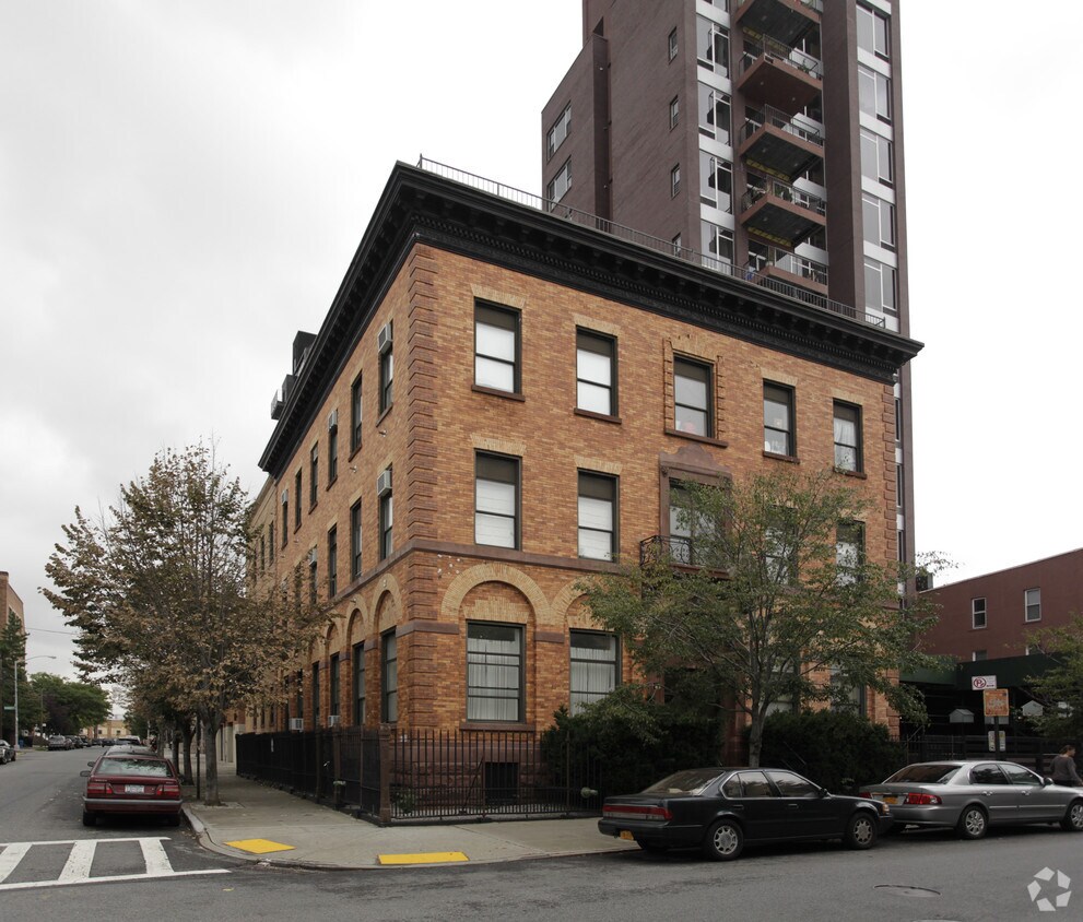 Primary Photo - 484 Humboldt St