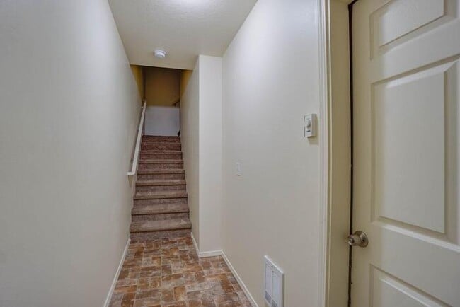 Building Photo - THREE BEDROOM TOWNHOUSE