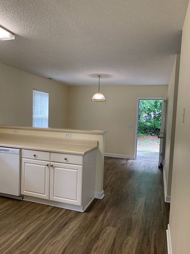 Building Photo - 314 Hillsdale Dr