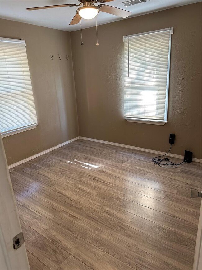 Foto del edificio - 11917 E Britton Rd