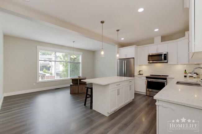 Building Photo - Spacious & Modern 3 Bedroom, 3 Bathroom Townhouse for Rent in Harrison Hot Springs