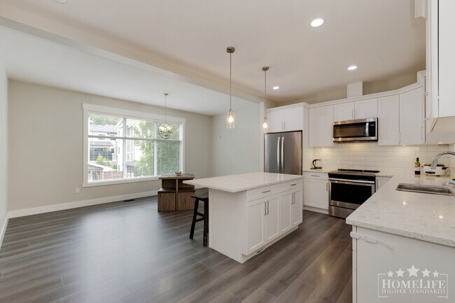 Photo du bâtiment - Spacious & Modern 3 Bedroom, 3 Bathroom Townhouse for Rent in Harrison Hot Springs