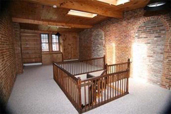 Building Photo - 17 Beacon St