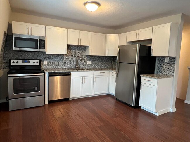 Foto del edificio - 7202 Twin Crest Dr