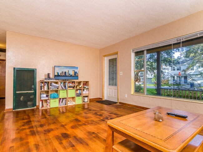 Foto del edificio - 3136 W EUCLID AVE N