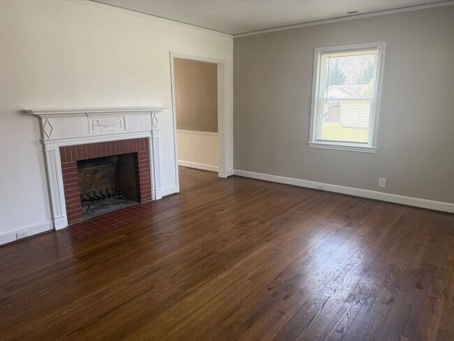 Building Photo - Adorable 2 Bedroom with Stackable Washer/Dryer