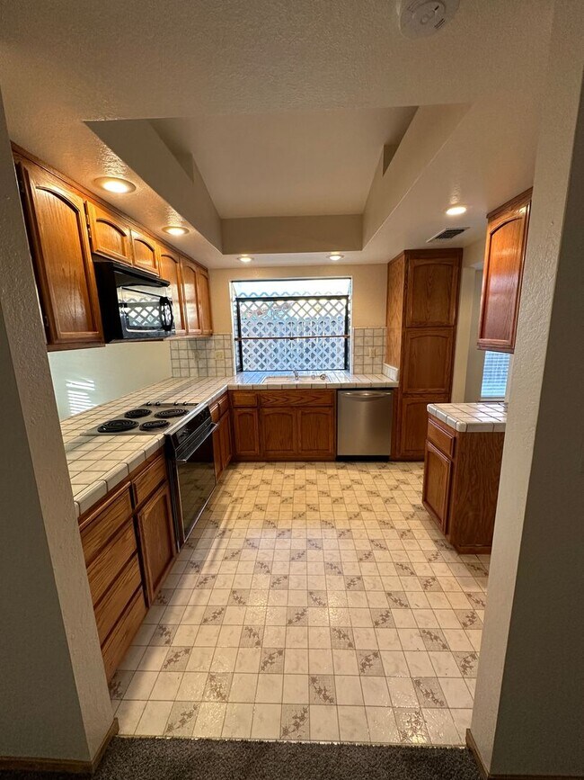 Building Photo - Move in Special see Ad