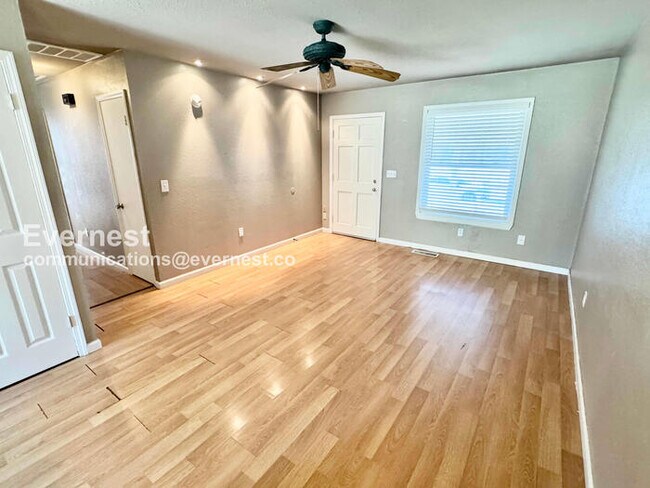 Foto del edificio - 3-Bed, 1.5-Bath Home with Garage / Pet-Friendly / Available now!