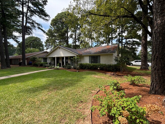 Building Photo - ELLERBE ROAD ESTATES BEAUTY