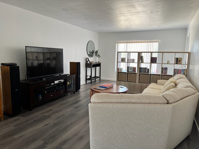 Living Room - 907 E Broadmor Dr