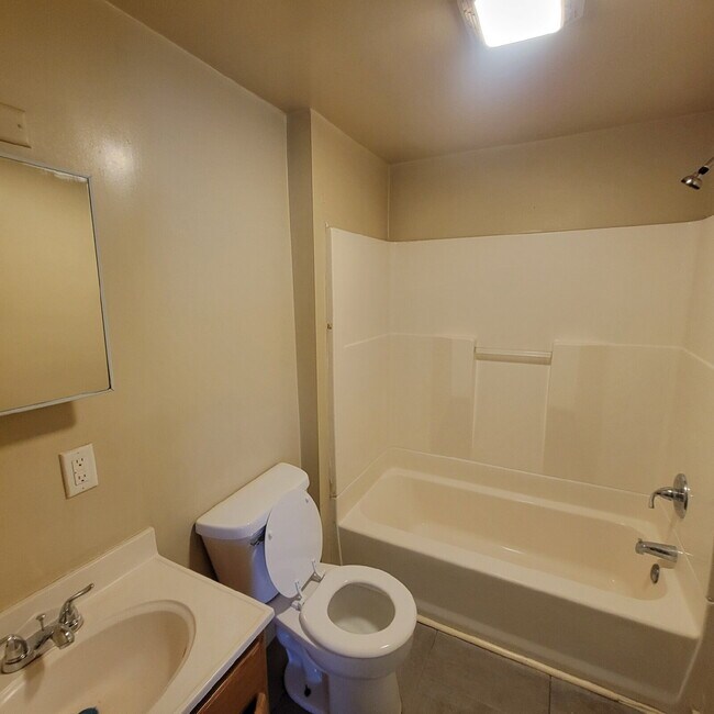 Building Photo - Southeast Indy home for Lease, very Quaint!