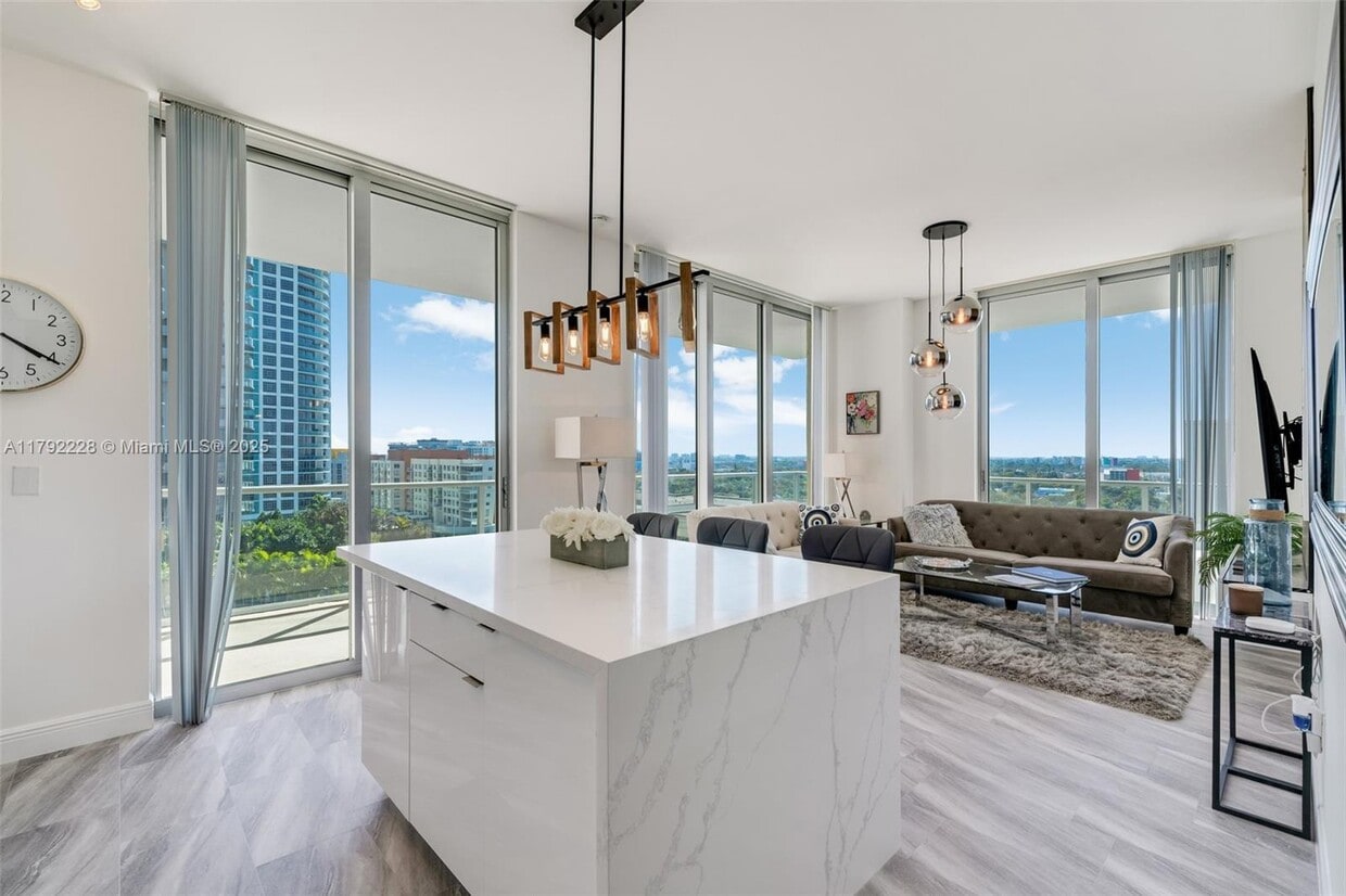 Foto principal - 3470 E Coast Ave