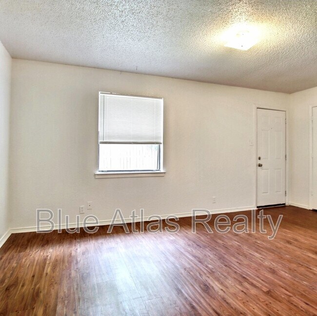 Foto del edificio - 6859 S Creek Dr