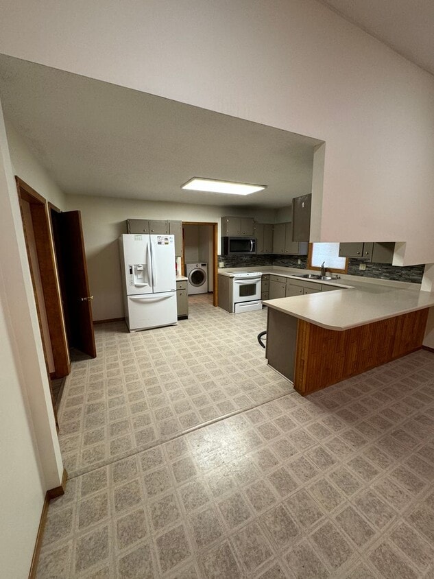 1010 E 3rd St Unit Apt 1, Canton, SD 57013 Room for Rent in Canton