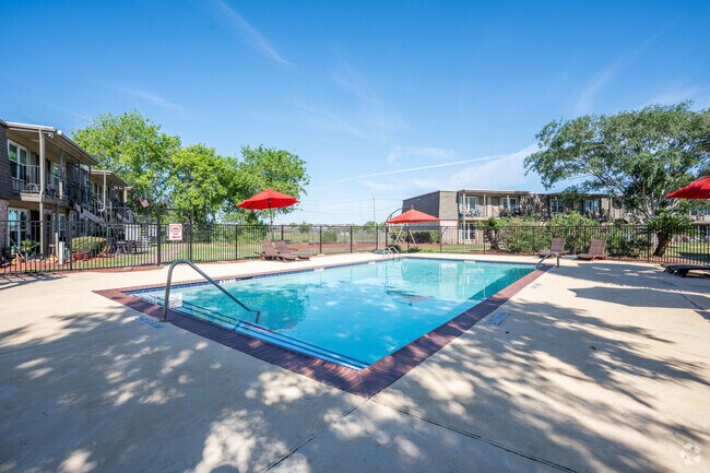 Piscina - Highland Square Apartments