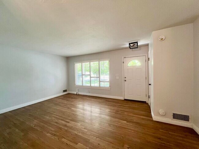 Foto del edificio - 3380 S Santa Rosa Ave