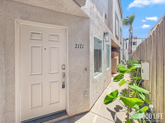 Building Photo - Great 2B/2.5BA Townhouse in PB with Roofto...
