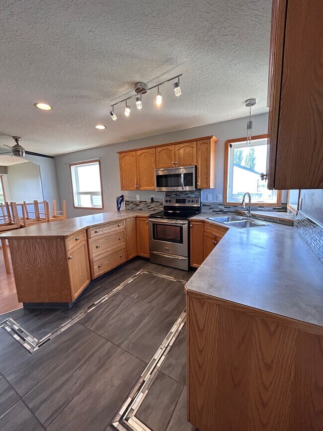 Photo du bâtiment - 4 Bed 3 Bath Unit in Red Deer, AB