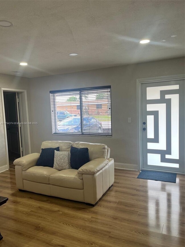 Foto del edificio - 7731 NW 32nd St