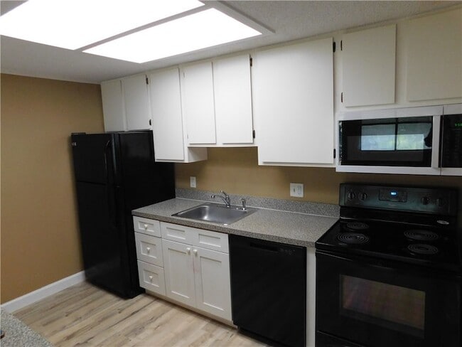 Building Photo - 454 7th Pl