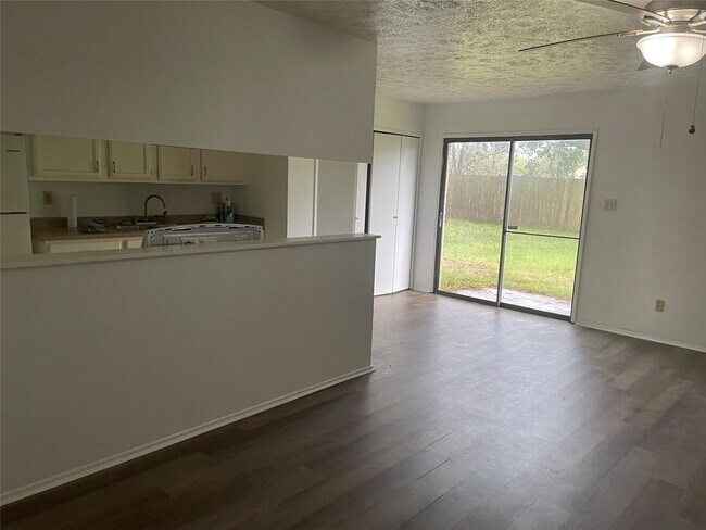 Foto del edificio - 17615 Red Wolf Ct