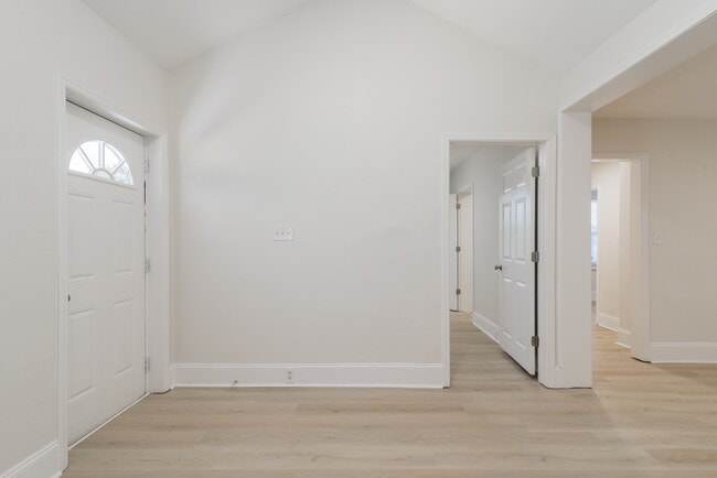 Building Photo - 314 Elm St