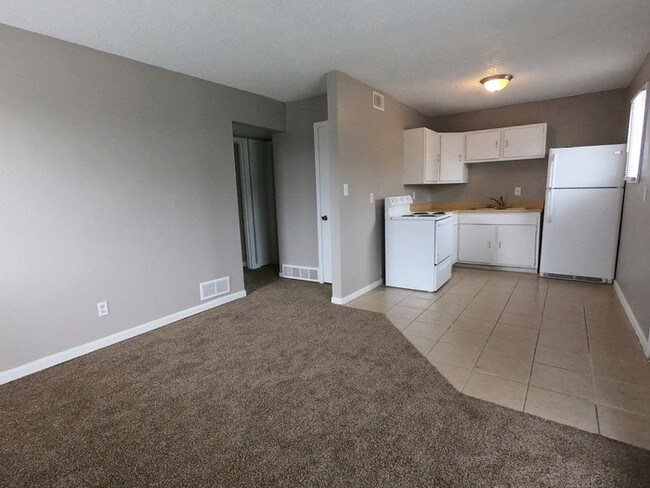 Building Photo - Cute 2 Bedroom Duplex has been Newly Painted!