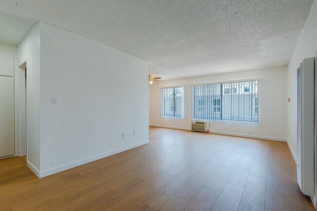 Sala de estar - About 6210 Whitsett Ave