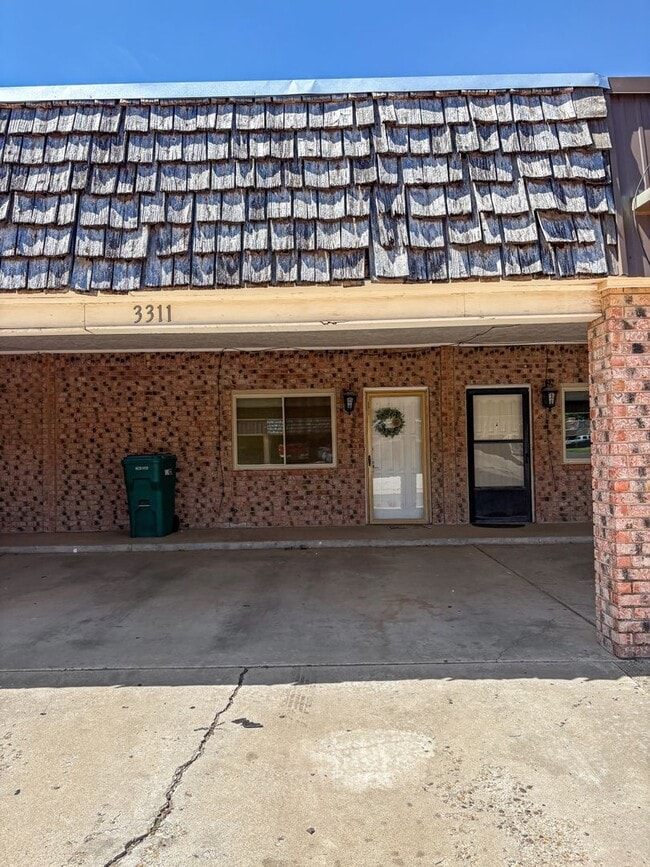 Building Photo - 3311 N Vista Dr